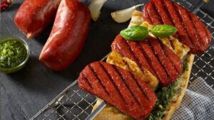 Sucuk böyle pişmişse sakın yemeyin: Zehirliyor!