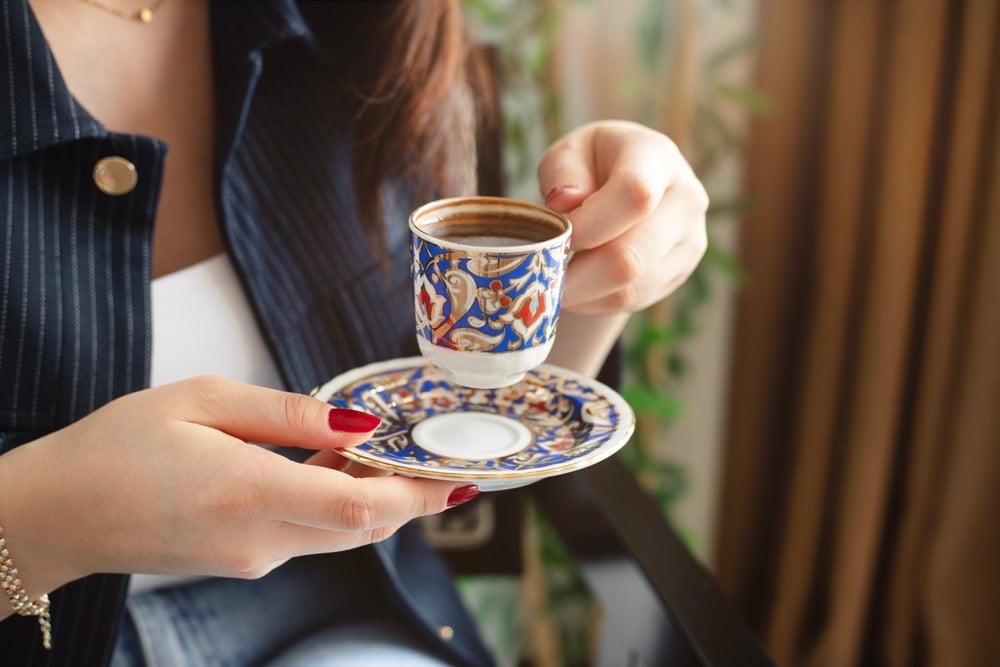 Türk kahvesi içen herkes bu hataya düşüyor!