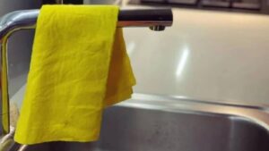 Duyan mutfaktaki bezi hemen çöpe atıyor