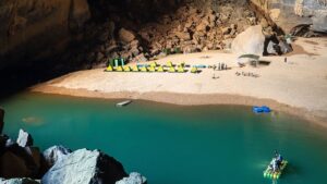 İçinde yağmur ormanı ve plajı var: Dünyanın en büyük mağarası