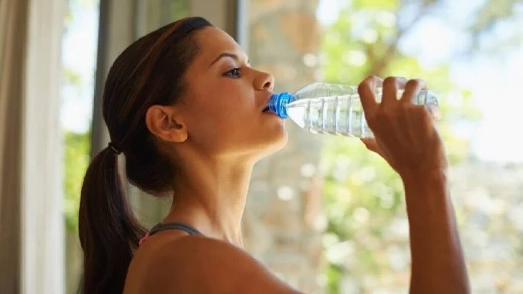 İçme suyundaki mikroplastikleri anında temizliyor: Çinli bilim insanları basit yolu açıkladı