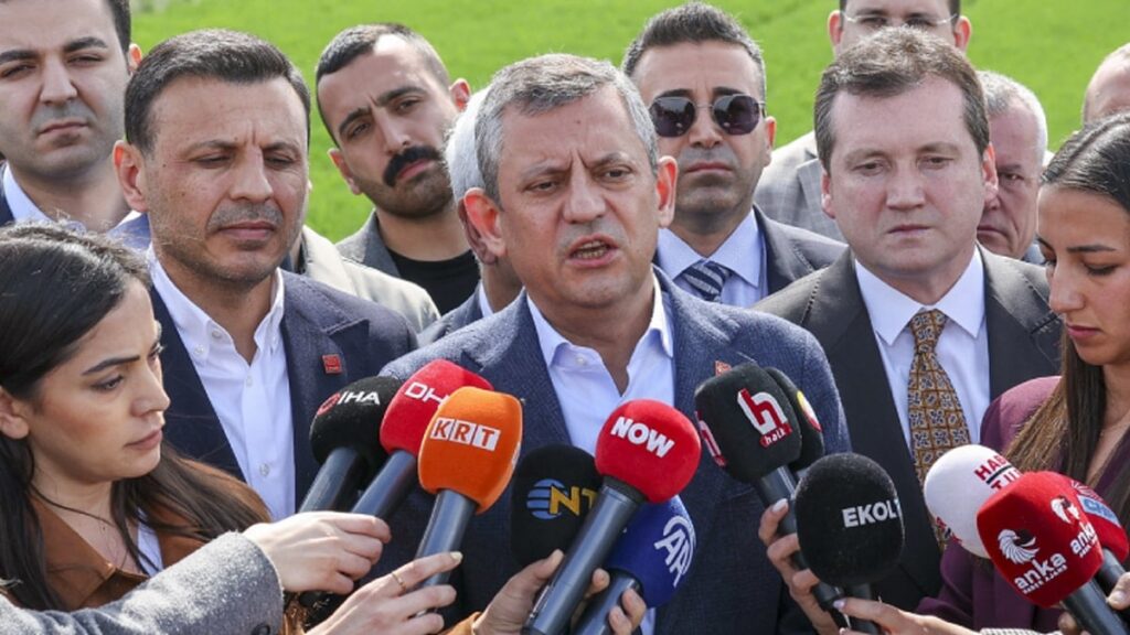 Özgür Özel: Atatürk’ün fotoğrafını silenleri millet kalbinden silmiştir!