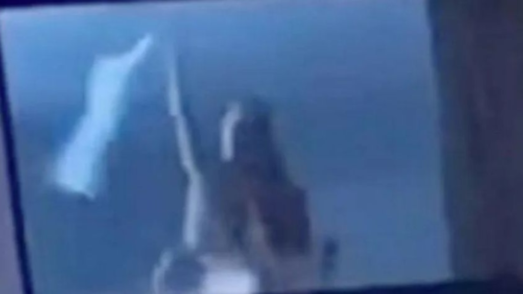 Perdelerini kapatmayı unutan çiftin rezil olduğu anlar kaydedildi