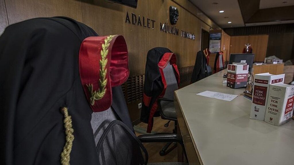 Retweet yargısı: Paylaşmadığı içeriklerle hapis cezası aldı, meslekten atıldı