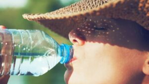 Sıcak havalarda plastik şişeden su içenler yandı: Bilim insanları açıkladı