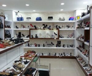 Ünlü marka iki kadın ayakkabısı modelini satıştan çekti