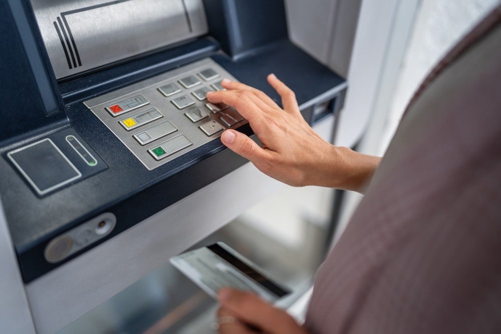 ATM’de basmayı unuttuğu tuş yüzünden bir tomar parası gitti!