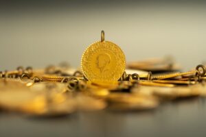 Altın zirveden düştü! Yatırımcı için kritik eşik: Tamam mı, devam mı?