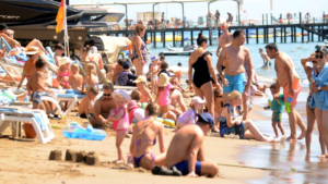 Antalya’da ekim bereketi, hava 38 derece deniz doldu