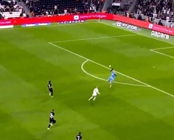 Beşiktaş-Kocaelispor maçında inanılmaz hata! Hem gol hem sarı kart