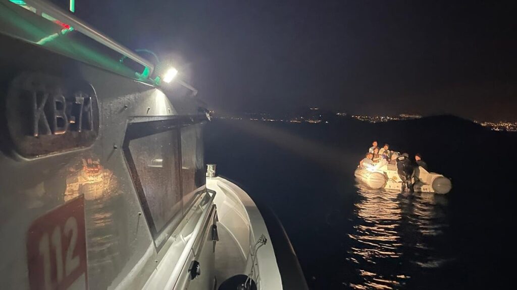Bodrum açıklarında sürüklenen göçmenler kurtarıldı