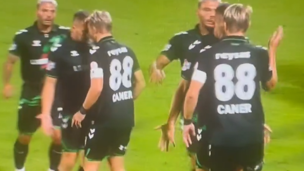 Caner Erkin yine rahat durmadı: Takım arkadaşını tokatladı, kırmızı kartla atıldı