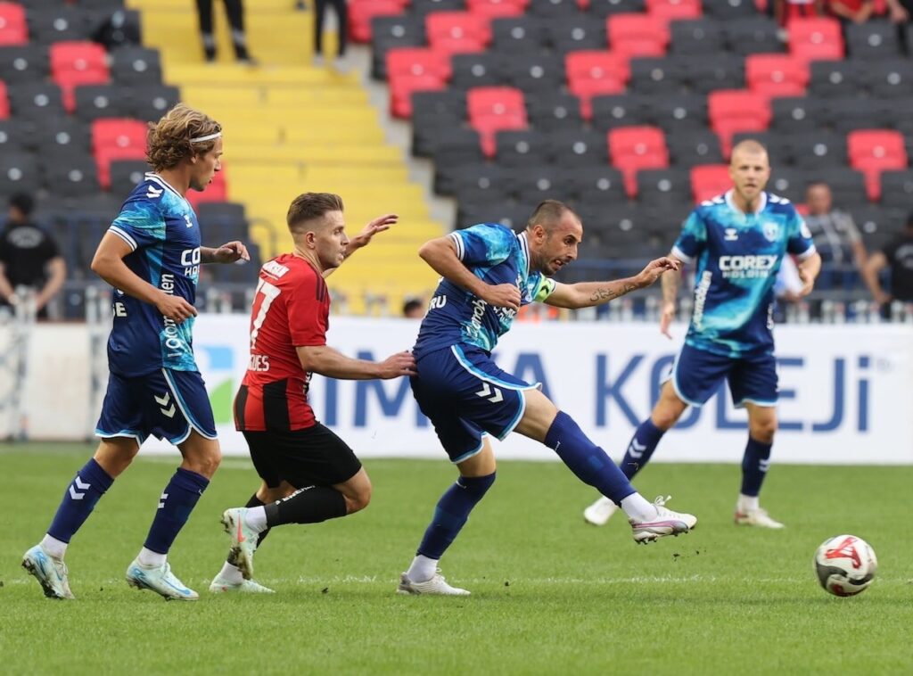 Gaziantep’te 4 gol 1 kırmızı kart