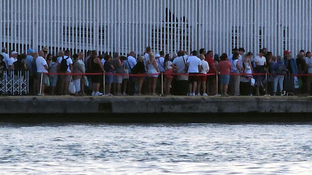 Gümrük sistemi çöktü! Giren çıkamadı, yüzlerce turist mağdur kaldı
