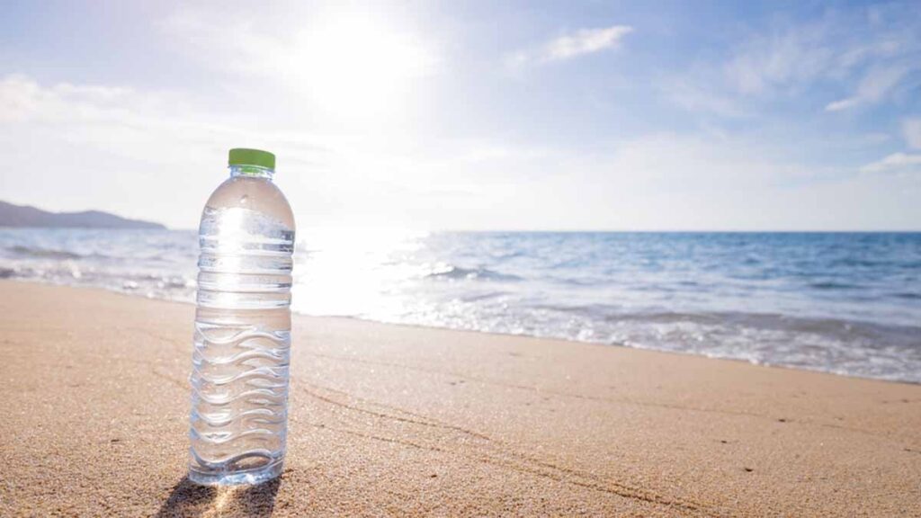 Güneşte bırakılan plastik şişeden su içerseniz aslında ne olur?