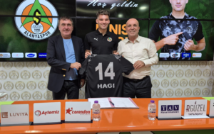 Ianis Hagi Alanyaspor’da! Babasıyla imzayı attı