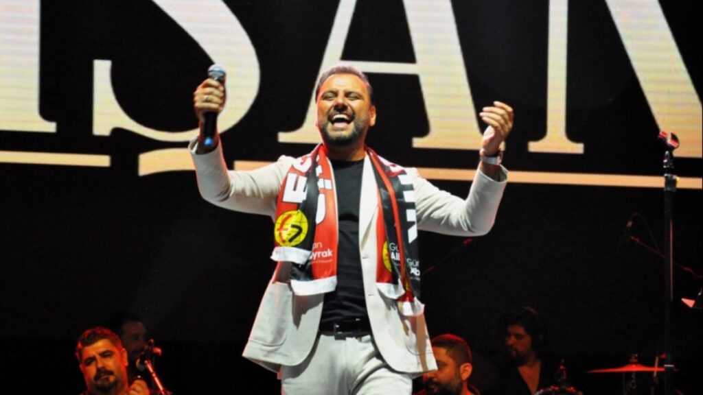 Konsere geç çıkınca AKP’liler yuhaladı