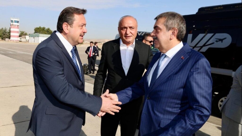 Laik eğitimi hedef alan bakana CHP’li vekilden karşılama