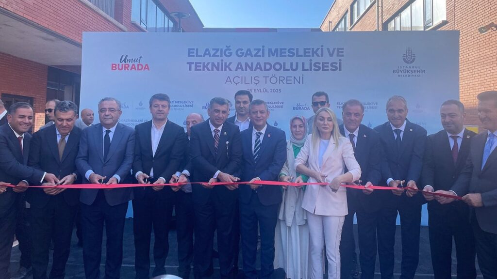 MHP bürosunda poz veren Vali, okul açılışına gitmedi