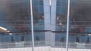 Nepal’de işler çığırından çıktı! Hükümete yakın medya binası çalışanlar içerideyken yakıldı