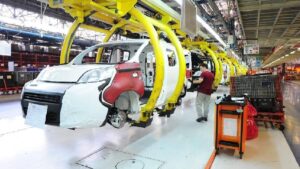 Otomotiv devinde 13 kişi işten çıkarılacak