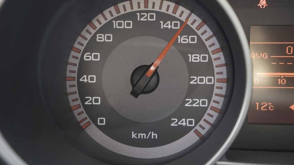 Otoyolda 150 km hıza çıkmanın getirdiği zaman kazancının neden ‘anlamsız’ olduğu matematiksel formülüyle açıklandı