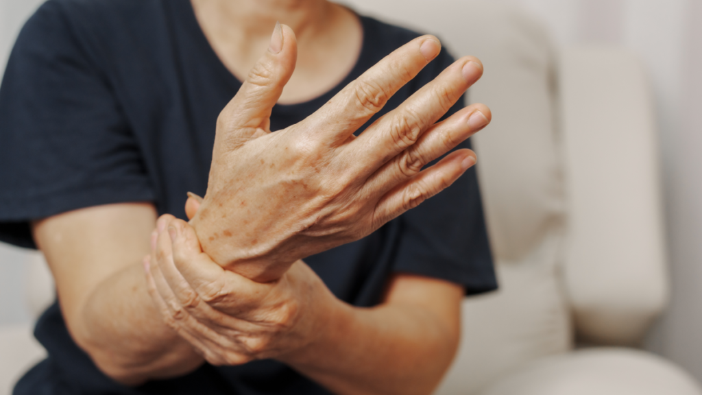 Parkinson hastalığının en sinsi belirtisi: Kimse farkına varmıyor