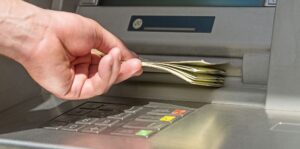 Ünlü banka nakit işlemlerini tamamen sonlandırdı! Ülkedeki tüm ATM’ler iptal edildi