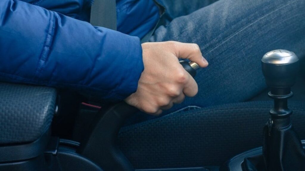 Araçlarda el freni çekerken çoğu kişi bu hatayı yapıyor! Tüm teller kopuyor