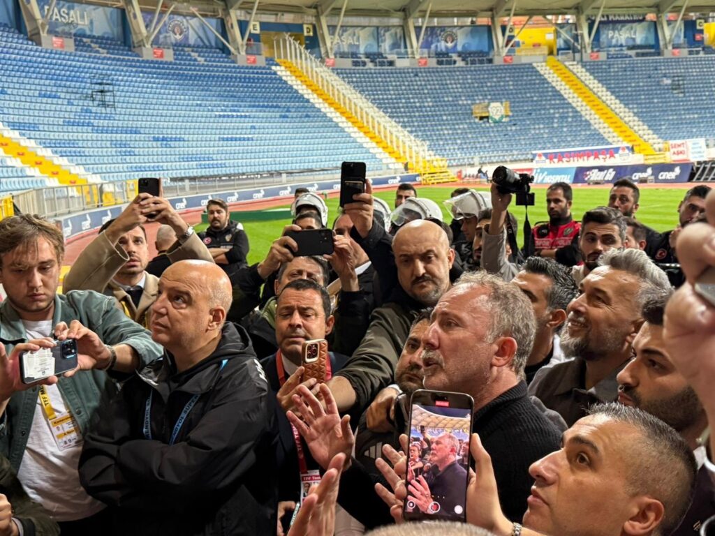 Beşiktaş taraftarından Sergen Yalçın’a büyük tepki