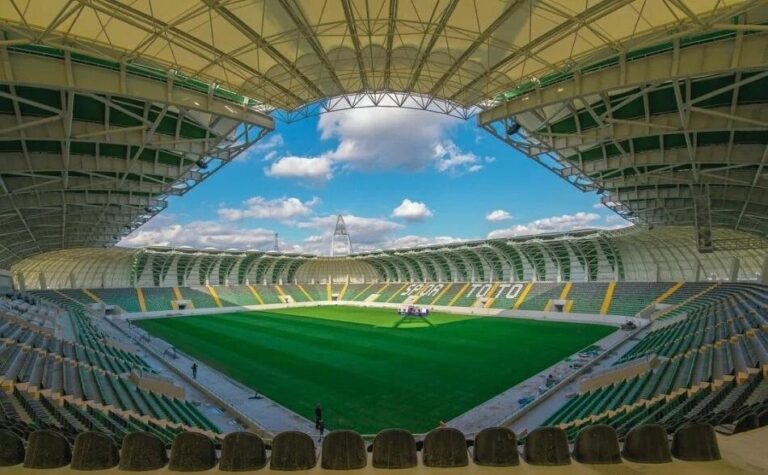 Daha dün kupa kaldırıyordu! Bugün internet sitesini bile satışa çıkarttı