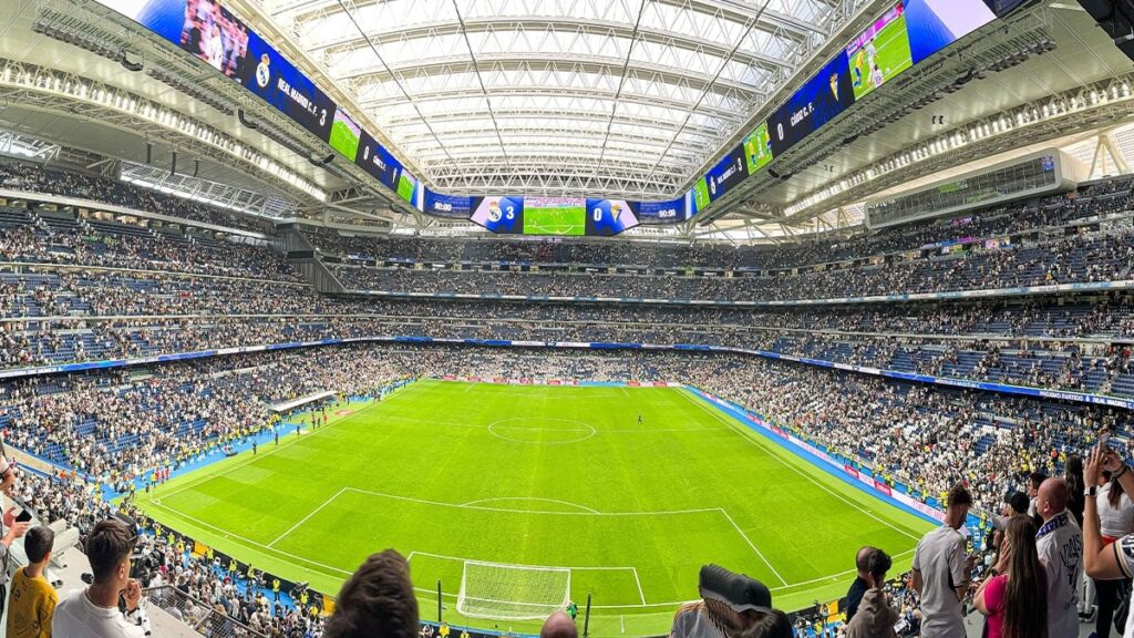 Dünyanın en çok taraftarı olan kulübü semt sakinlerine kaybetti