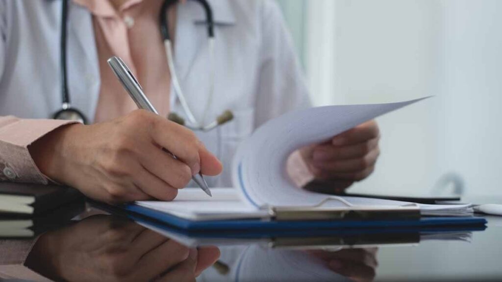 Evrensel şikayet yavaş yavaş tarih oluyor: Bir ülke doktorların anlaşılmaz el yazısını yasakladı