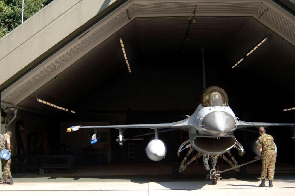 F-16’lar hangarda yatıyor! Orduda uçakları kullanacak pilot yok