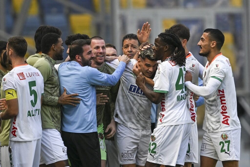 Hagi babasını hatırlattı! Sol ayağıyla müthiş füze