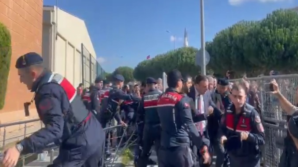 İmamoğlu duruşması öncesinde barikatlar yıkıldı!