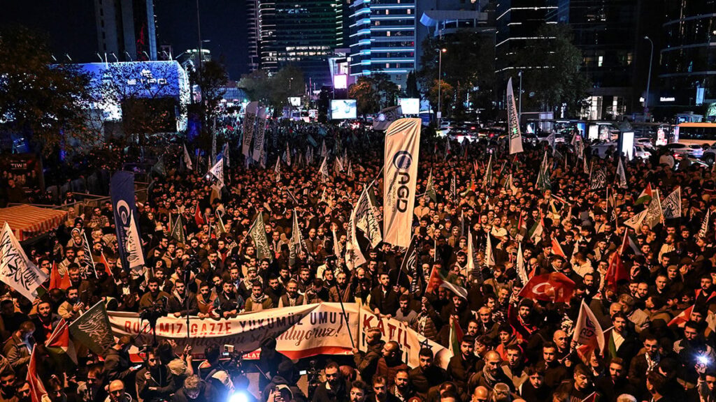 İsrail müdahalesi sonrası halk sokağa çıktı