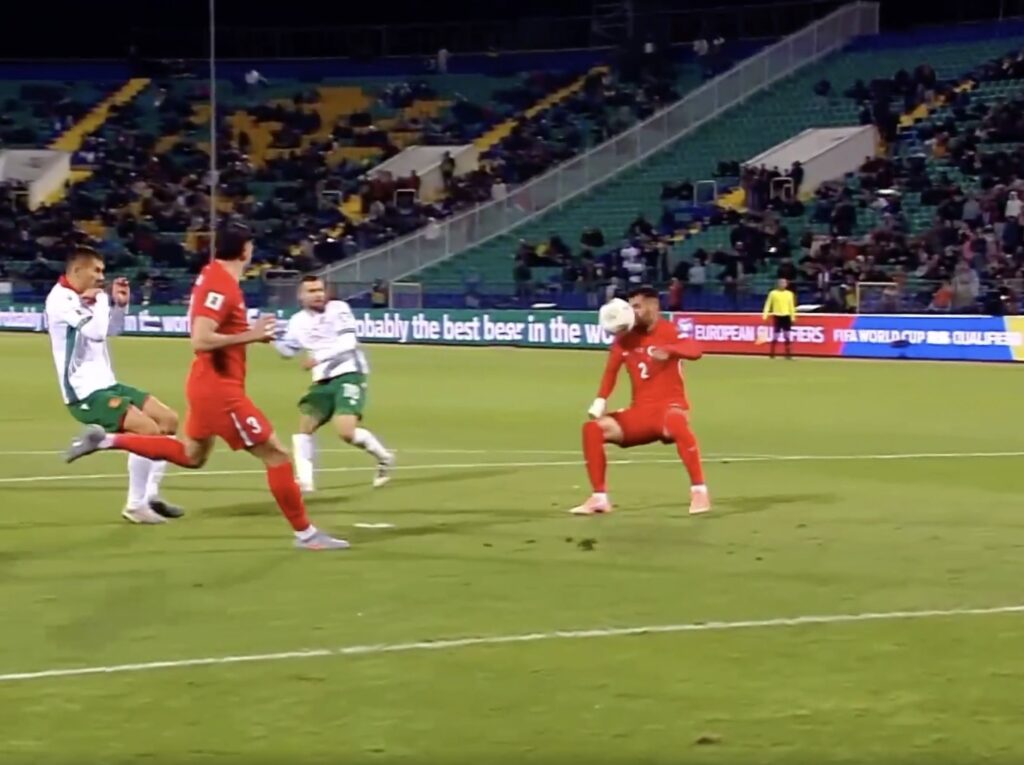 Milli maçta büyük talihsizlik! Önce düştü, sonra yüzüne çarptı