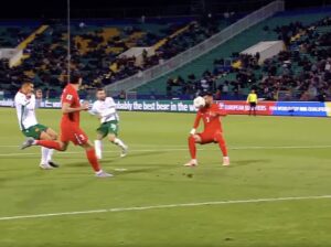 Milli maçta büyük talihsizlik! Önce düştü, sonra yüzüne çarptı