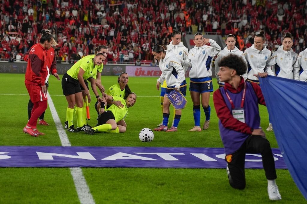 Milli maçta korku dolu anlar! Hakem birden yere yığıldı