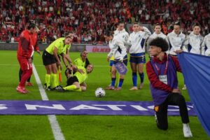 Milli maçta korku dolu anlar! Hakem birden yere yığıldı