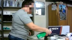 Performansını eleştiren iş arkadaşının çayına zehir kattı