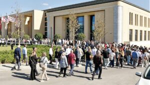 Sarayın kapılarını vatandaşlara açtı