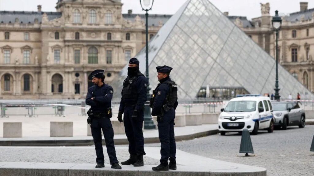 Tarihi Louvre soygununda iki kişi tutuklandı