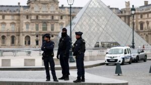 Tarihi Louvre soygununda iki kişi tutuklandı