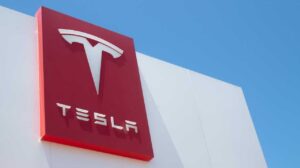 Tesla’ya bir iyi bir kötü haber! Hem zirveye çıktı hem geride kaldı
