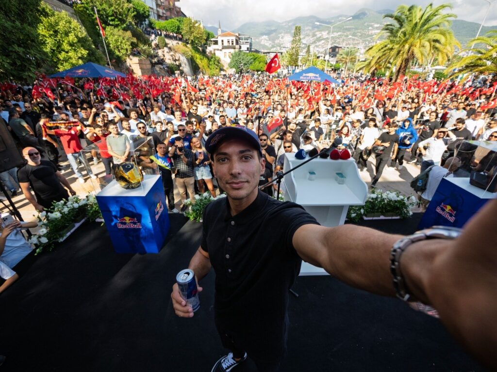 Toprak Razgatlıoğlu’na coşkulu karşılama