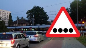 Trafikte görünen dört siyah nokta tabela büyük merak uyandırdı: İşte anlamı