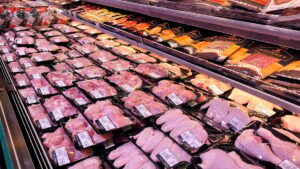 Ünlü marka tavuk ürünlerini raflardan toplatıyor: İçinden metal parçaları çıktı