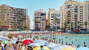 Yanlış sahilde soyunanlar tutuklandı